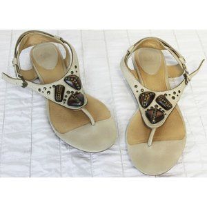 Frye Tan Sandals 9M Laurel Ornament All Leather Studded Tan/Beige Thong T-Strap